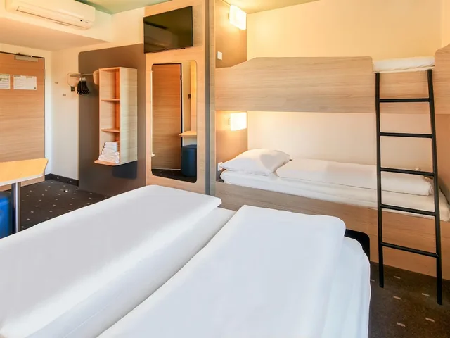 غرفة رباعية بسرير بطابقين وسرير كوين، B&B Hotel Darmstadt 3/7