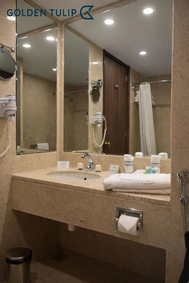 غرفة قياسية بسرير كوين، Golden Tulip Bahrain 8/10