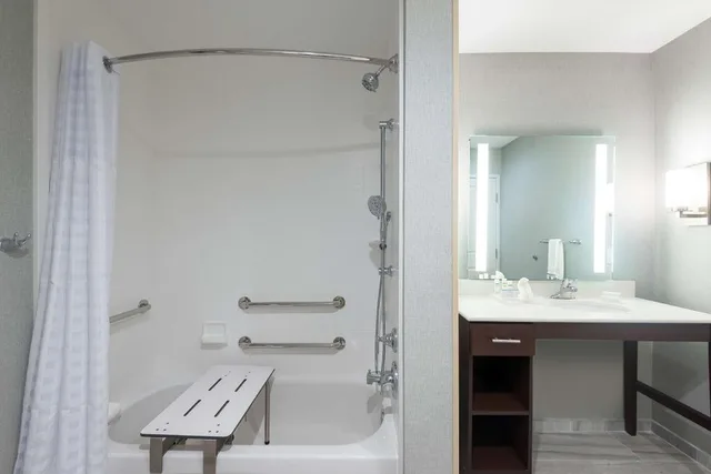 جناح بسريرين كوين مع أريكة لذوي الإعاقة، Homewood Suites By Hilton Fayetteville 3/3