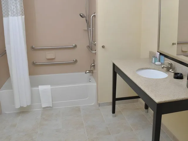 استوديو بسريرين كوين مع أريكة لذوي الإعاقة، Hampton Inn and Suites Sharon 6/10