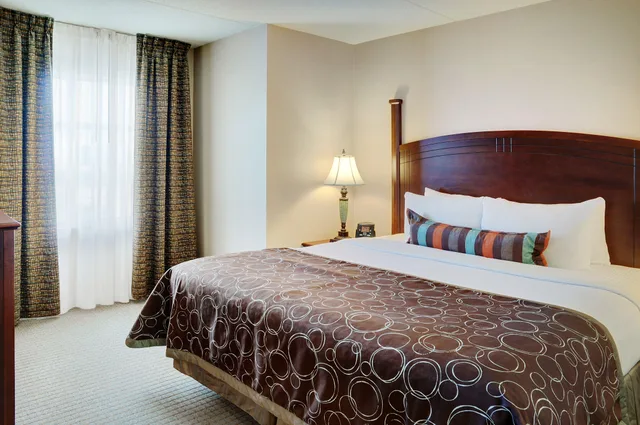 جناح بسرير كوين، Staybridge Suites Oakville Burlington 1/3