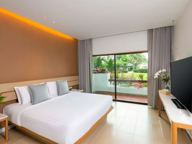 غرفة سوبيريور بسرير كينج بإطلالة على الحديقة، Novotel Rayong Rim Pae Resort 2/9
