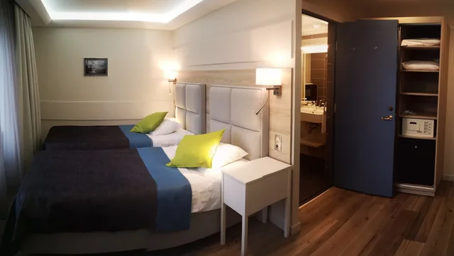 غرفة قياسية بسرير كوين، Amrita Hotel 4/8