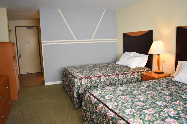 Standard, Double Bed, East Norwich Inn-Oyster Bay, Long Island, NY 1/10
