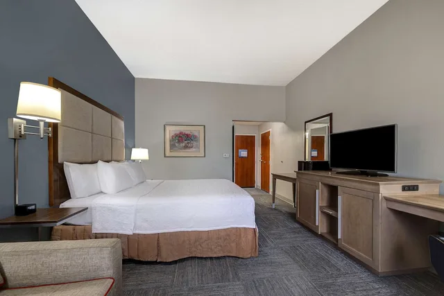 Suite, King Bed, Hampton Inn Victoria 4/7