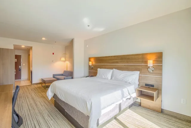 Suite, King Bed, Holiday Inn Express Hotel And Suites Gulf Shores 1/4