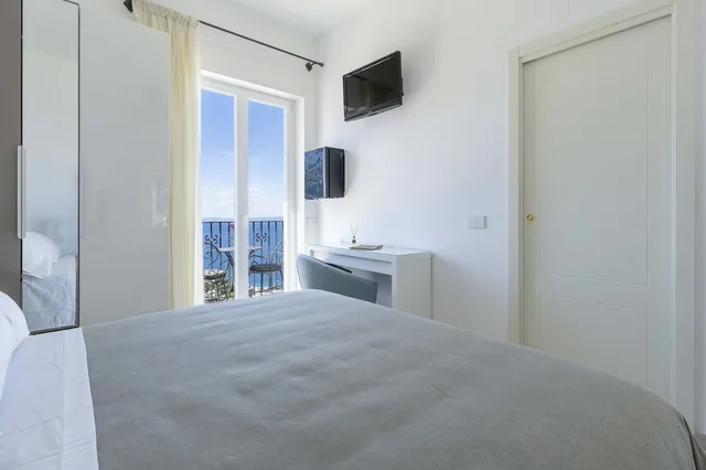 غرفة قياسية بسرير كوين بإطلالة على البحر بشرفة، Albergo La Prora 2/2