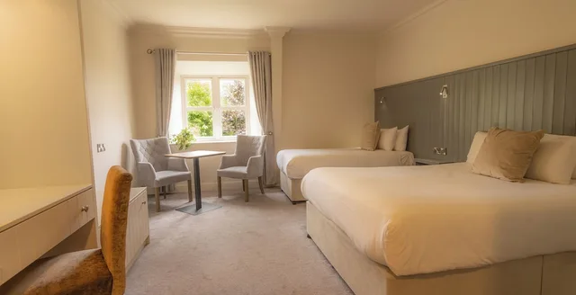 غرفة سوبيريور بسرير كينج وسرير فردي، Abbey Court 1/2