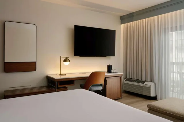 غرفة بسرير كينج بشرفة مع أريكة، Courtyard Orlando Airport 14/18