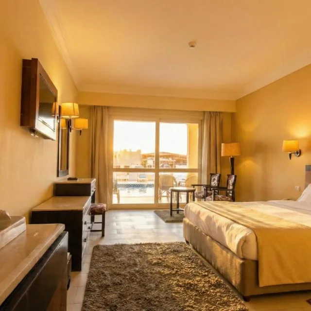 غرفة بسرير مزدوج بإطلالة على المسبح، Regency Plaza Aqua Park Spa Resort 4/6