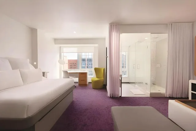 First, King Bed, Sofa، YOTEL Boston, Select by Hilton 2/2