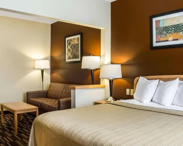 جناح بسرير كينج مع أريكة، Quality Suites Near West Acres 5/6