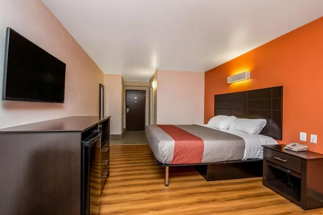 غرفة بسرير كينج لذوي الإعاقة، Motel6 Peoria, IL 1/3