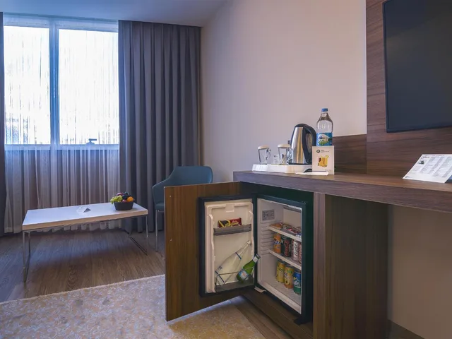غرفة رباعية بسرير مزدوج وسريرين منفصلين، Fesa Business Hotel 3/3