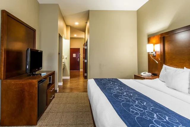جناح بسرير كينج، Comfort Suites Mattoon 1/10