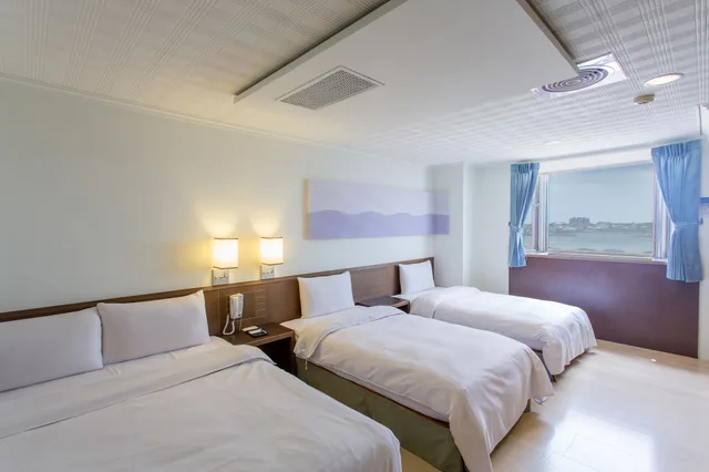 غرفة قياسية رباعية ركنية بسرير مزدوج وسريرين منفصلين، MF Hotel Penghu 4/5