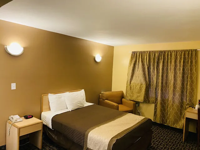 Room, Queen Bed, M Star Hotel Mansfield 3/8