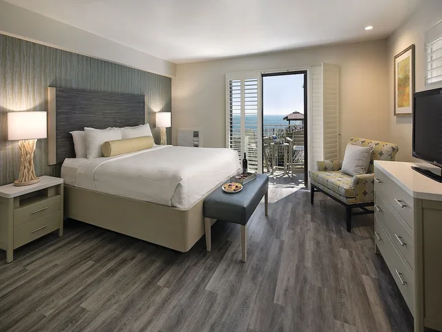 غرفة بسرير كينج بإطلالة على المسبح والبحر، Inn at the Cove 1/6