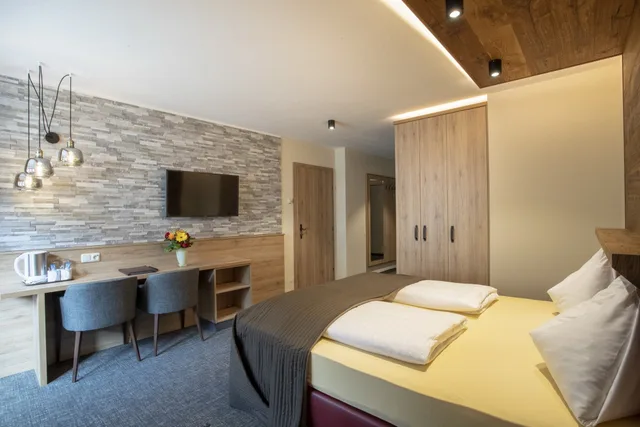 Green, Forest, Double Bed، Neue Post Hotel 6/9