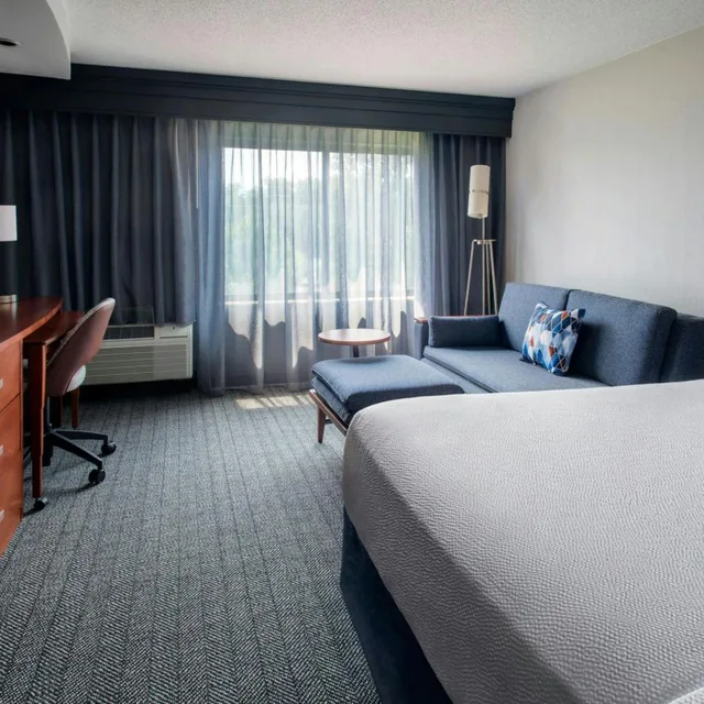 غرفة بسرير كينج مع أريكة بحوض استحمام لذوي الإعاقة، Courtyard by Marriott Paramus 1/7
