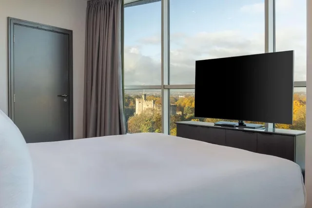 جناح رئاسي تنفيذي بسرير كينج مع دخول الصالة، Hilton Cardiff Hotel 1/6
