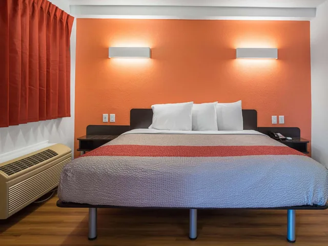 غرفة بسرير كينج لغير المدخنين، Motel6 Columbus, OH - OSU 4/9