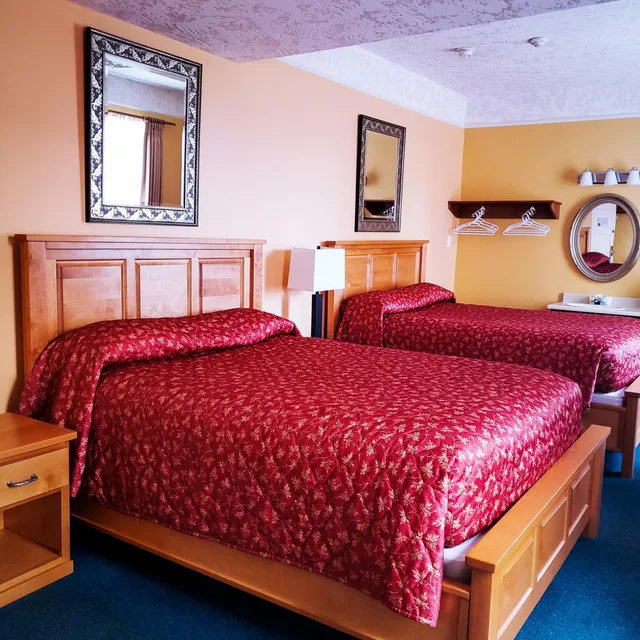 غرفة بسرير كينج وسريرين كوين، James Bay Inn Hotel Suites Cottage 4/5