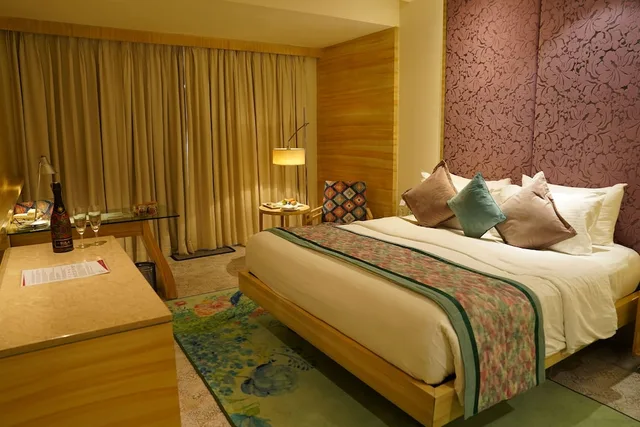 Premium, King Bed, Front View, Bathtub، Royal Orchid Jaipur 3/5