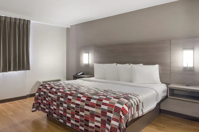 جناح بسرير كينج مع أريكة، Red Roof Inn Suites Brunswick I 95 3/8