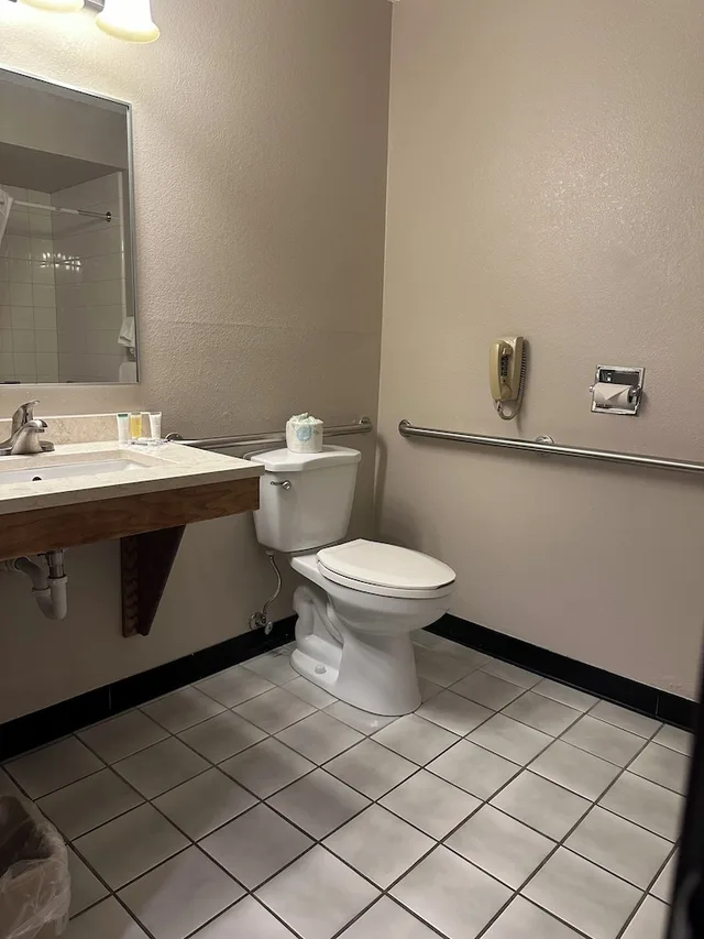 غرفة بسرير كينج لذوي الإعاقة، Super 8 by Wyndham West Branch 5/6