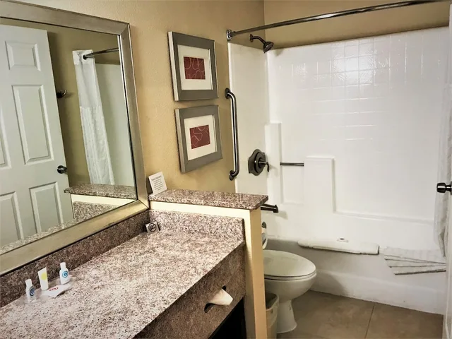 جناح عائلي بسريرين كوين مع أريكة بمنطقة جلوس، Comfort Inn & Suites Huntington Beach 8/10
