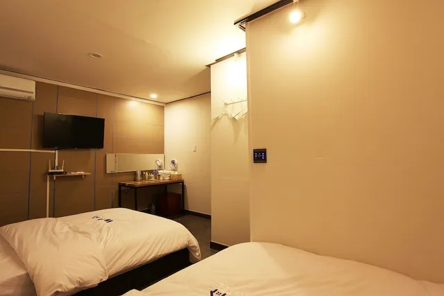 غرفة بسريرين منفصلين وسرير كوين، W mini hotel - Hostel 4/6