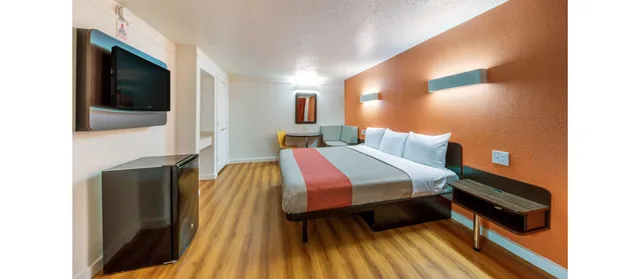 غرفة بسرير كينج لغير المدخنين، Motel6 Dallas, TX - Farmers Branch 2/4
