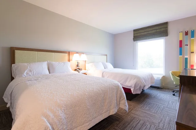 غرفة بسريرين كوين بحوض استحمام لذوي الإعاقة، Hampton Inn & Suites Fayetteville 2/10