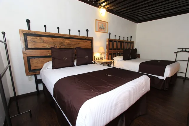 غرفة جونيور بسرير كينج وسريرين مزدوجين بإطلالة على المدينة بشرفة، La Casona de Don Lucas 5/8