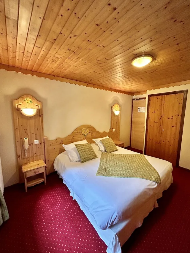 غرفة عائلية بسريرين منفصلين وأسرّة بطابقين، Hotel Les Prodains 1/7