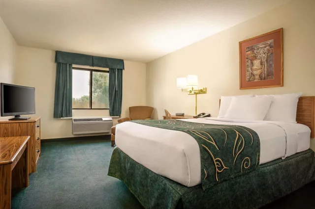 Room, King Bed, Travelodge by Wyndham Morrill 2/3