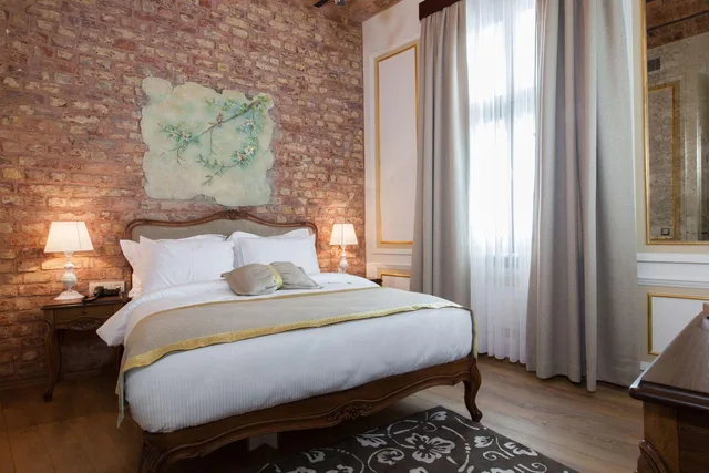 Connecting, Pera Parma Hotel 1/3