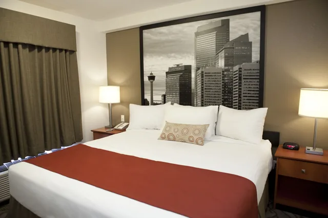 غرفة قياسية بسرير كينج، Super 8 by Wyndham Calgary Shawnessy Area 2/10