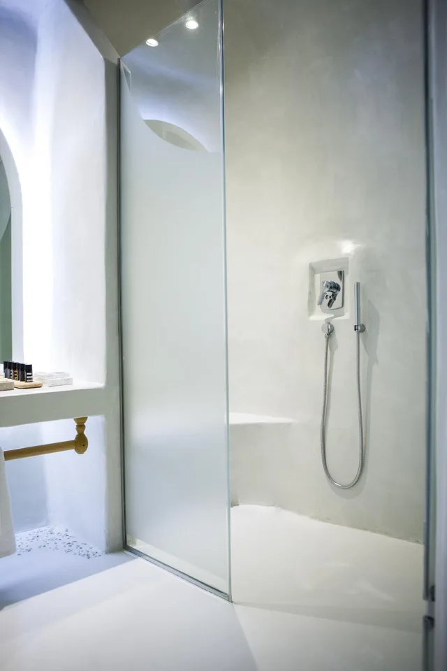 suite, jetted tub, ground floor, Andronikos Santorini 6/9
