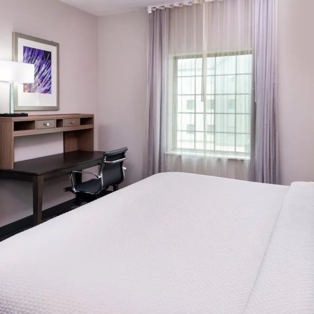 غرفة بسرير كينج لذوي الإعاقة، STAYBRIDGE SUITES LAKE CHARLES 3/10