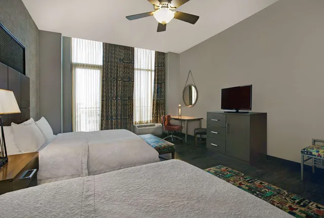 غرفة بسريرين كوين بشرفة بحوض استحمام لذوي الإعاقة، Hampton Inn & Suites Austin At The University / Capitol 6/10