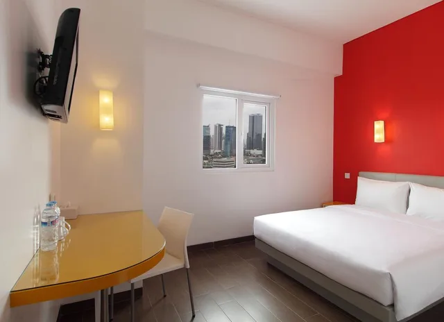 Standard, Queen Bed, Amaris Teuku Umar 1/3