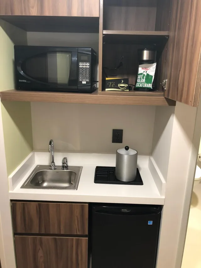 جناح بسرير كينج بشرفة مع أريكة، Holiday Inn Express And Suites Playa Del Carmen 7/8