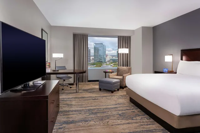 غرفة تنفيذية بسرير كينج مع دخول صالة النادي، Hilton Americas Houston 1/3