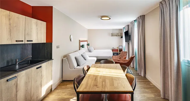 Court, Family, Apartment, Queen Bed, Sofa, Kitchenette، Best Western Hotel Coeur de Maurienne 3/6
