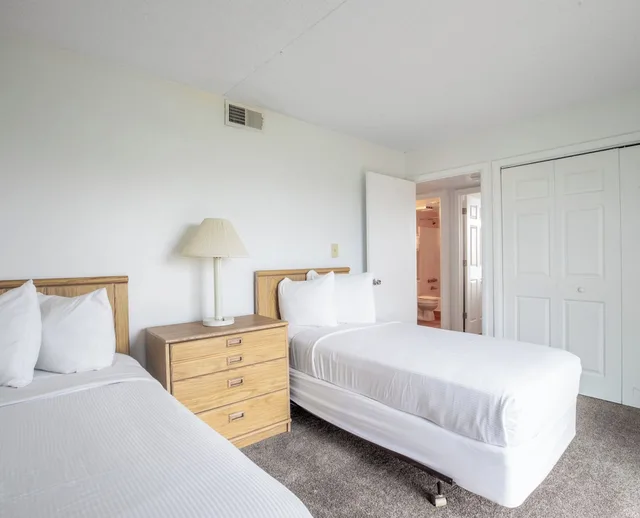 3 Bedrooms, Condo, Premium, 2 Queen and Twin Beds, Bay View, Sofa، Bay Club Resort 2/10