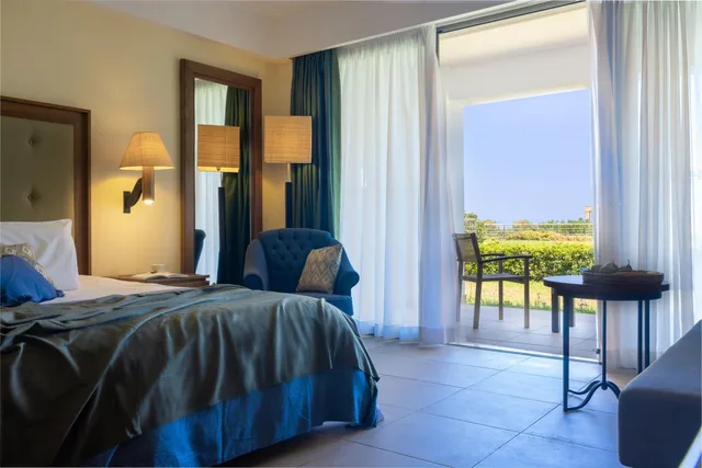 غرفة ديلوكس بسرير مزدوج بإطلالة على الحديقة، Giannoulis Cavo Spada Luxury Sports and Leisure Resort 1/5