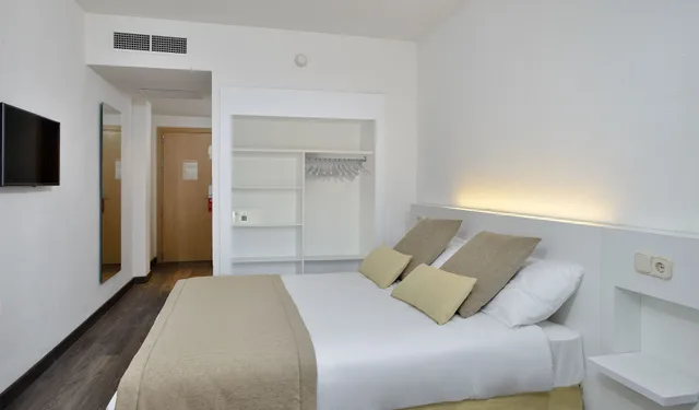 Sol, Twin Beds, Pool View، Sol Barbados 2/6