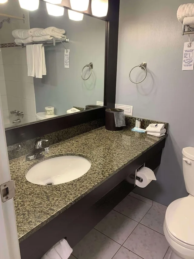 جناح بسرير كينج بإطلالة على البحر بشرفة مع أريكة بمنطقة جلوس، Anchor Inn And Suites 3/4